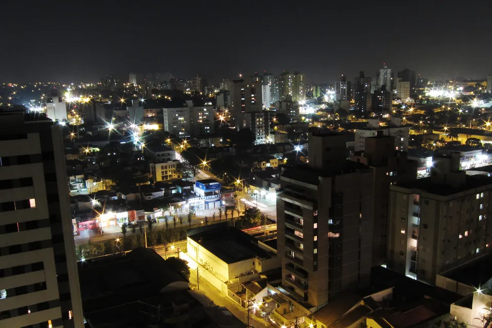 Vista noturna da região do Cambuí, em Campinas, com edifícios e ruas iluminadas