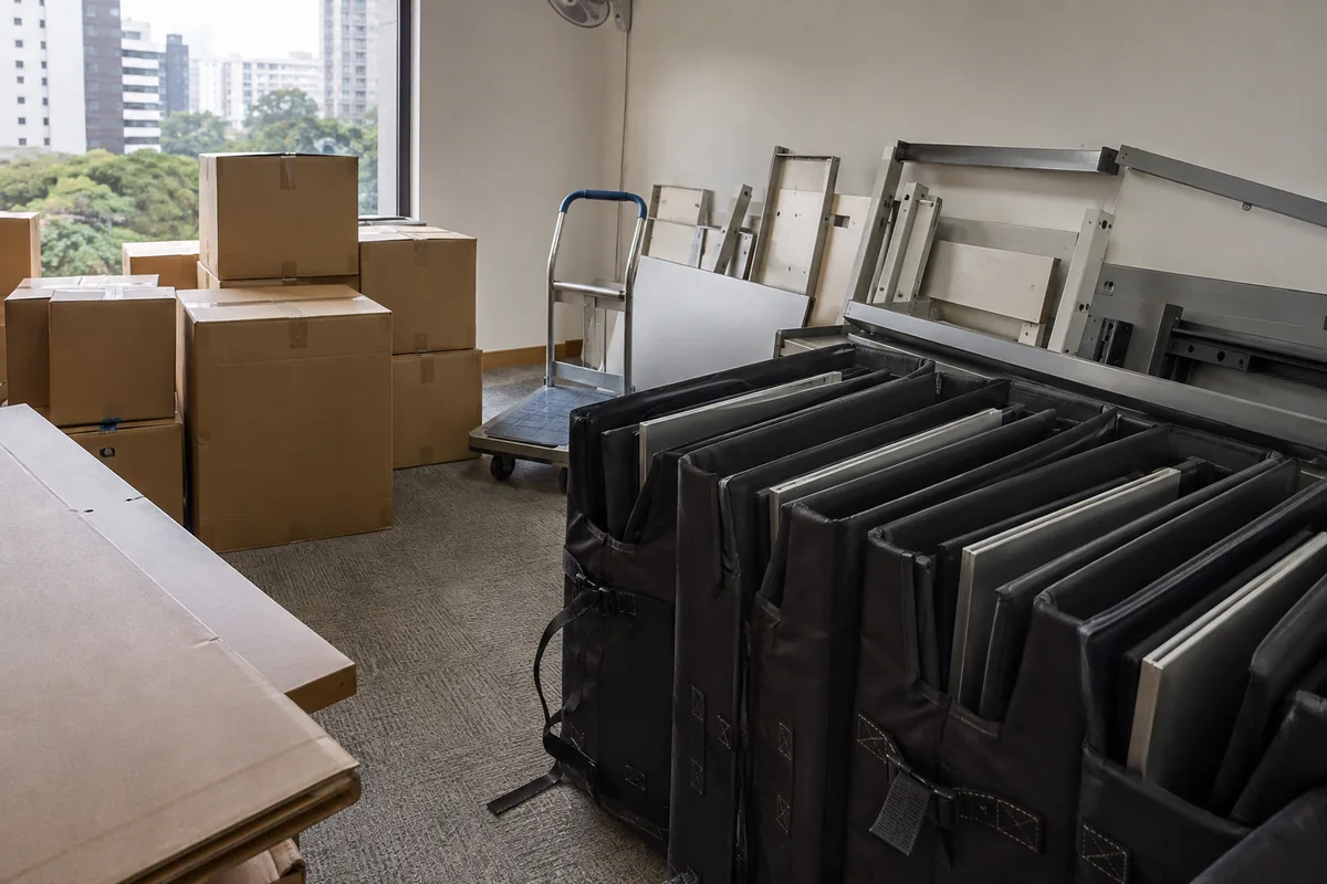 Equipamentos e mobiliário preparados para mudança comercial